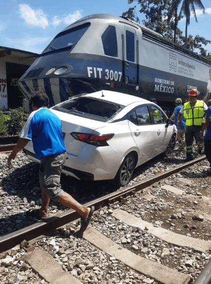 Vehículo es arrollado por Tren Interoceánico en Veracruz