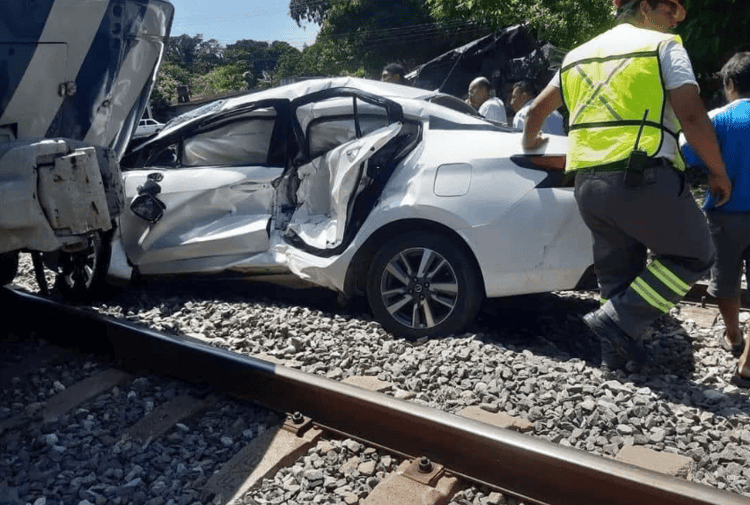 Vehículo es arrollado por Tren Interoceánico en Veracruz