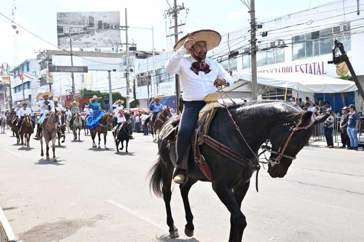 Marchan más de 2 mil 400 en desfile cívico militar en Villahermosa