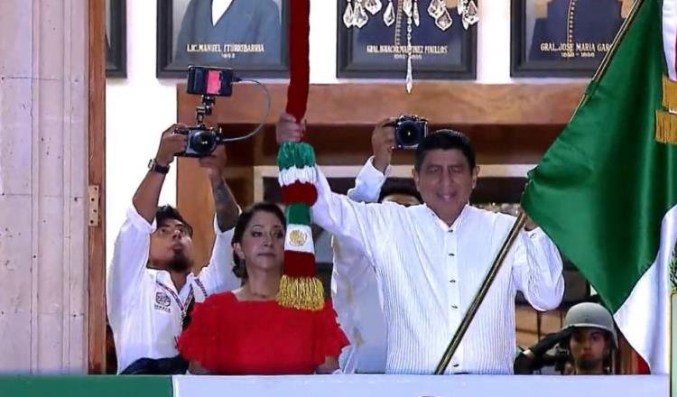 Incluye gobernador de Oaxaca a AMLO y Sheinbaum en Grito de Independencia