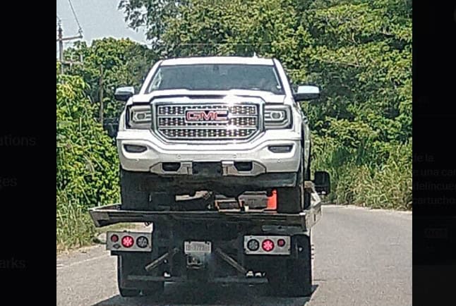 Dejan arsenal y drogas en camioneta al huir en Jalapa