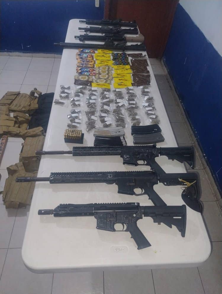 Dejan arsenal y drogas en camioneta al huir en Jalapa