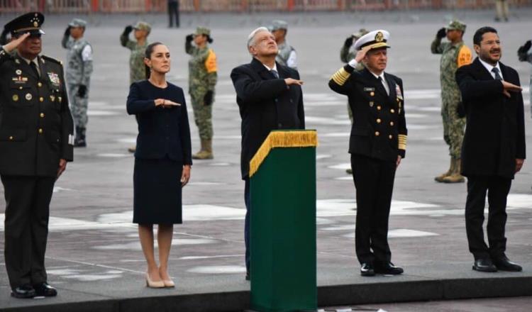 Encabezan AMLO y Sheinbaum izamiento de bandera en memoria de víctimas de sismos del 85 y 2017