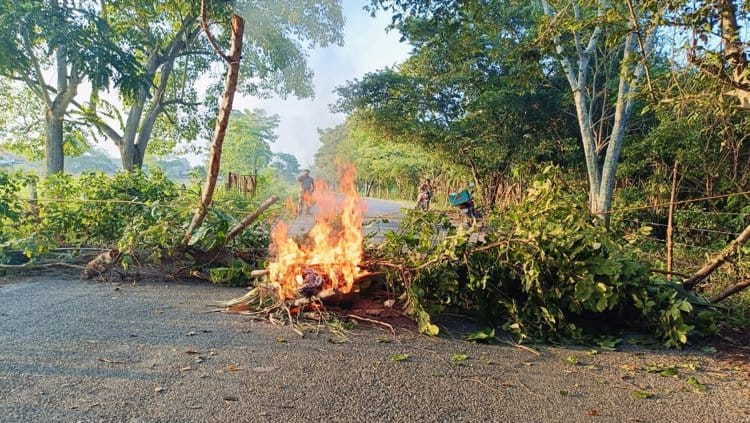 Retiran con antimotines bloqueo de carretera Torno Largo