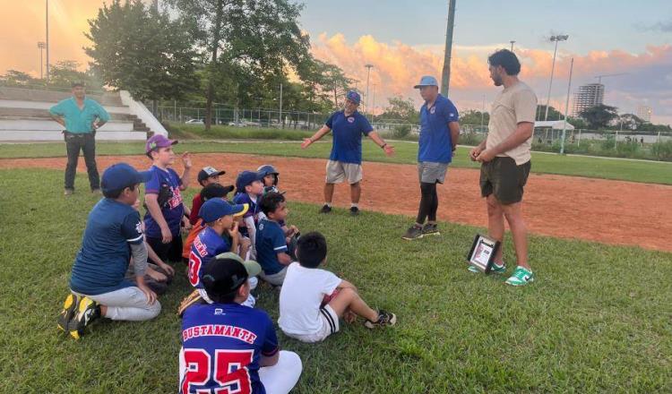 Guty Ruiz visita Tabasco y convive con pequeños beisbolistas