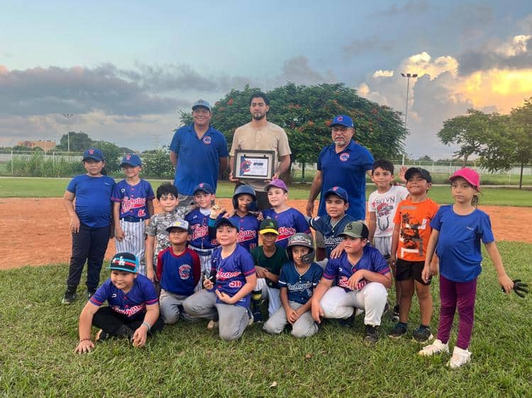 Guty Ruiz visita Tabasco y convive con pequeños beisbolistas