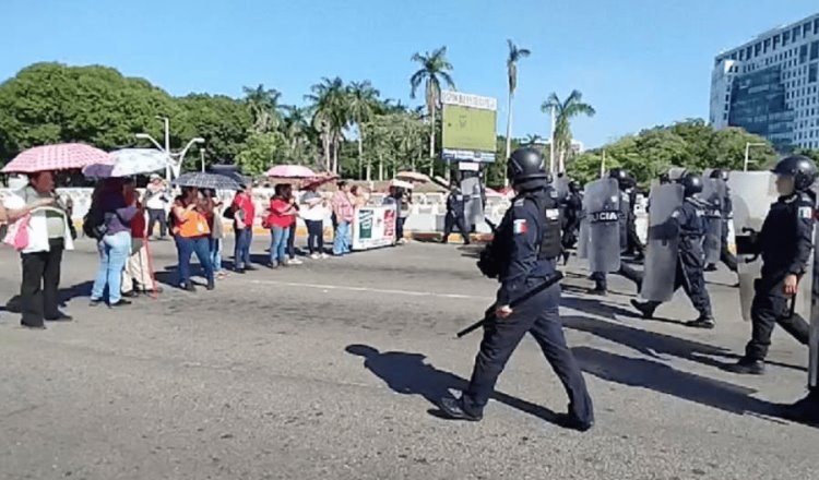 Con antimotines retiran a trabajadores de Salud en Ruiz Cortines