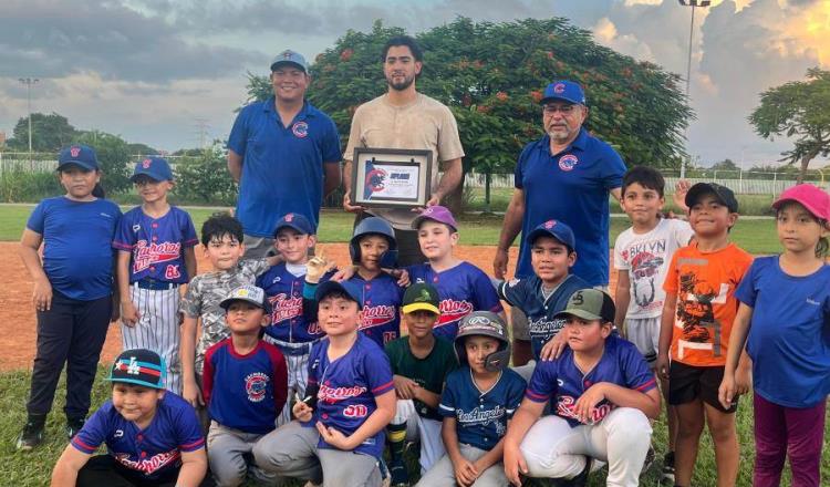 Guty Ruiz convive con pequeños beisbolistas antes de reportar con Navojoa