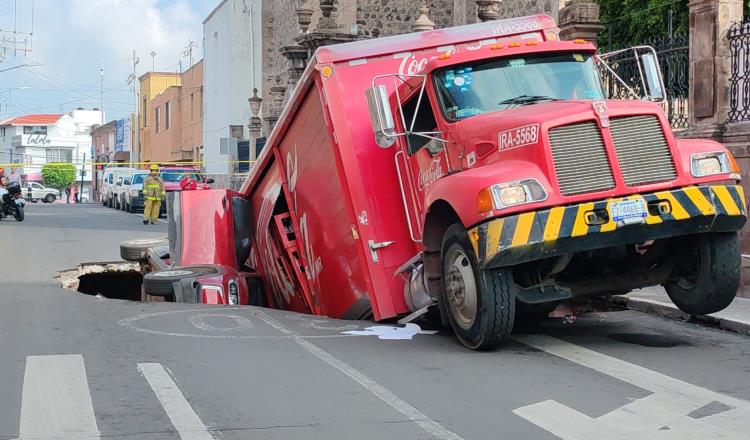 Caen 2 vehículos en socavón en calles de Irapuato, Guanajuato