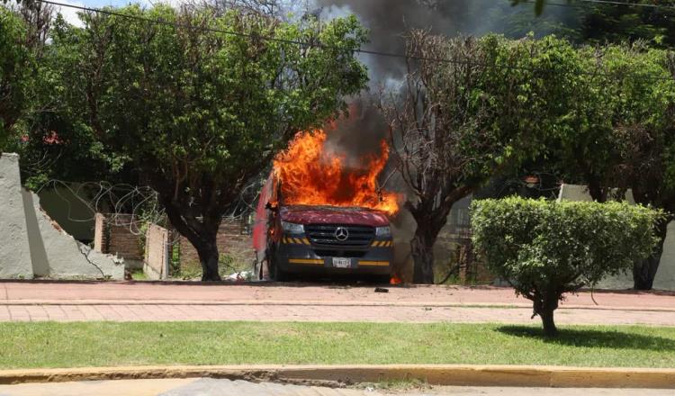 Normalistas lanzan petardos e incendian auto frente al cuartel de Iguala