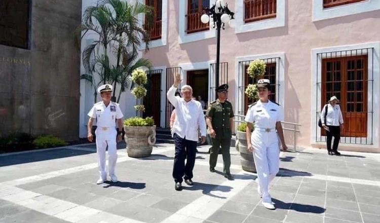 "Dictador" le gritan a AMLO en Veracruz y le lanzan botella