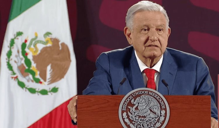 Persona que le tiró la botella "puede estar tranquilo, no pasa nada": AMLO