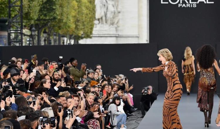 A sus 86 años, Jane Fonda deslumbra en desfile de LOreal