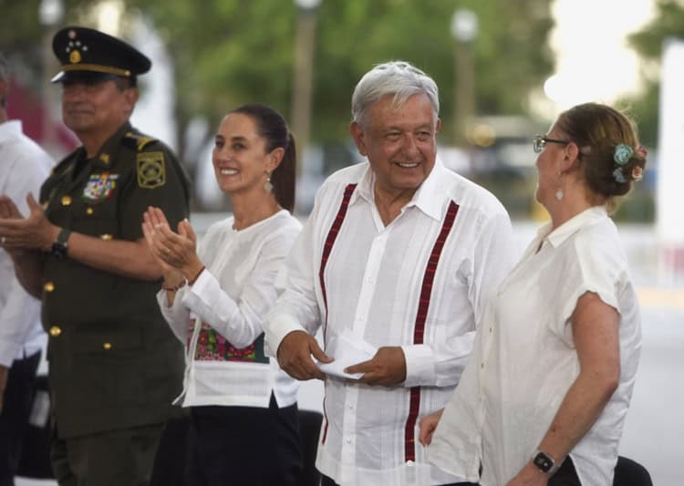 "¡Dictador!": Trabajadores del Poder Judicial reciben con protestas a AMLO en Tamaulipas