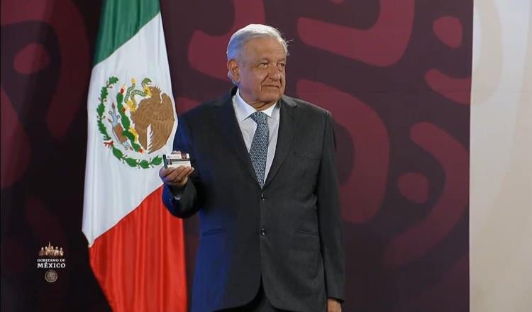 Entregan a Obrador credencial del IMSS-Bienestar 