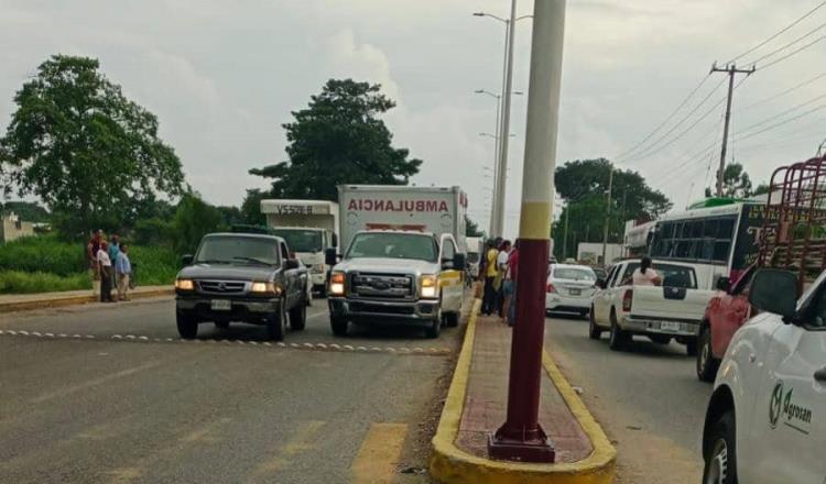 Arrolla taxista a motocicleta con mujer e hijos en Huimanguillo