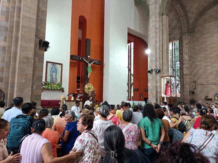 Fieles se rinden ante reliquia de San Judas en Catedral