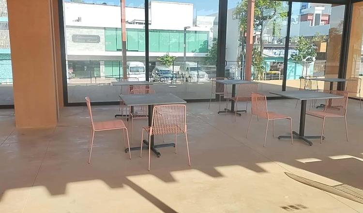 Instalan mobiliario en locales comerciales del malecón de Villahermosa