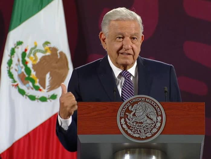 AMLO firma indemnización para trabajadores electricistas despedidos por Calderón 