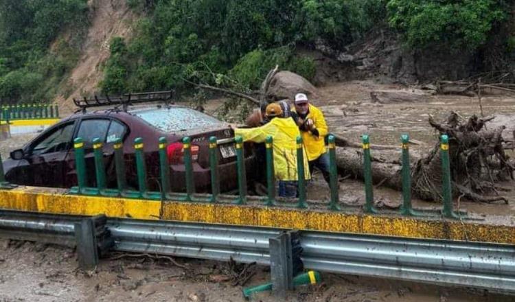 Cierran autopista Chilpancingo-Acapulco por derrumbes e inundaciones generadas por ´John´