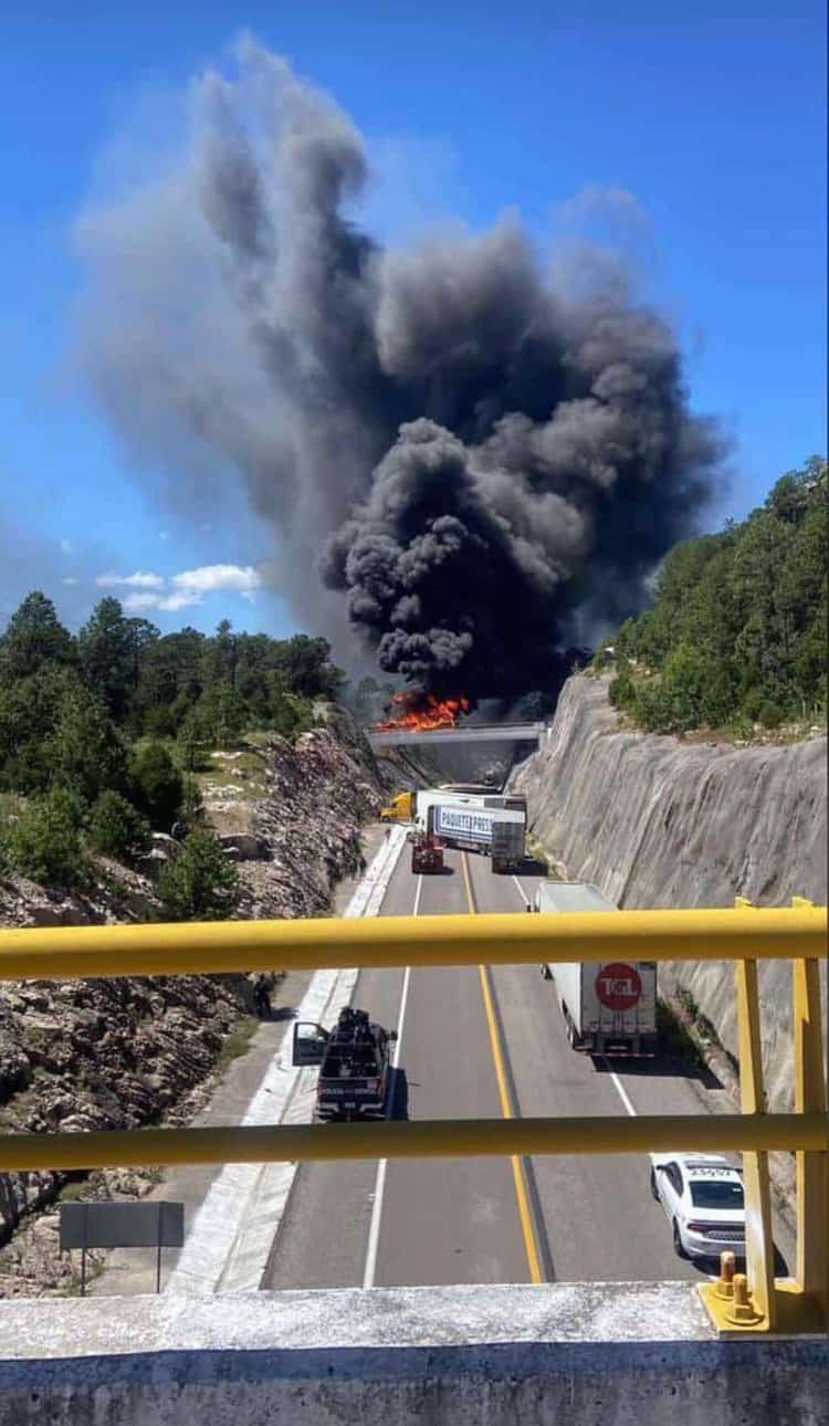 Grupo armado baja a turistas y quema 2 autobuses en Durango; iban a Sinaloa