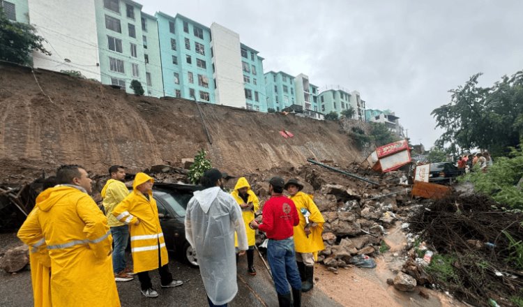 Evacuan en Acapulco a 300 personas de conjunto habitacional por riesgo de colapso