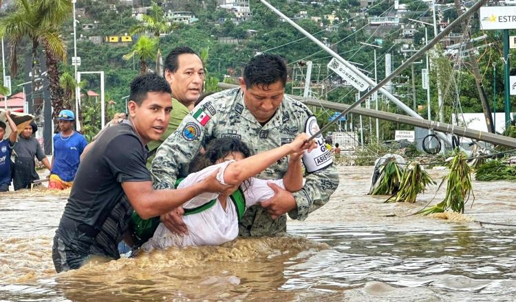 Evacúa Sedena a más de 2 mil personas en Acapulco tras paso de "John"