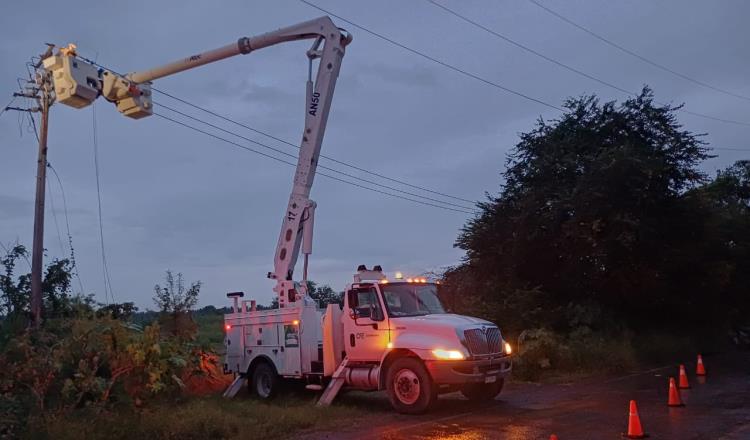 CFE restablece energía a afectados por el segundo impacto de "John"