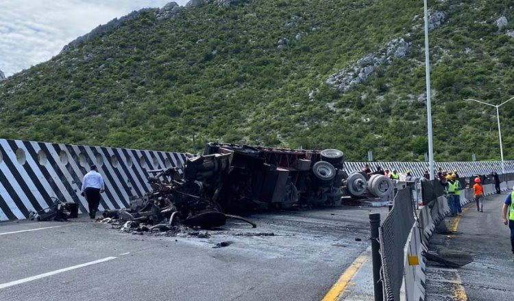 4 muertos y varios heridos deja choque de tráiler contra camioneta en NL