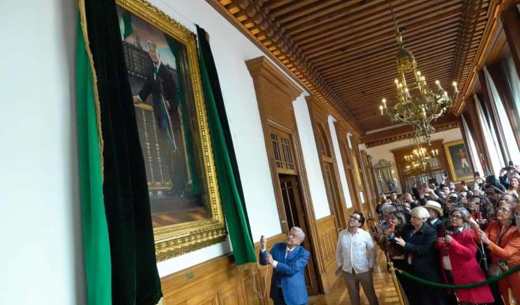 AMLO devela su retrato oficial en la Galería de los Presidentes en Palacio Nacional