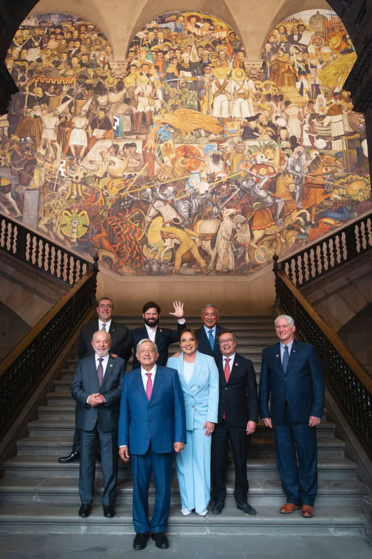 AMLO abandona Palacio Nacional tras comer con mandatarios