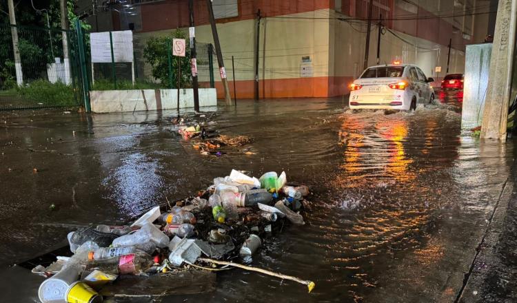 Se registran encharcamientos en Centro por lluvia; basura en las calles uno de los factores