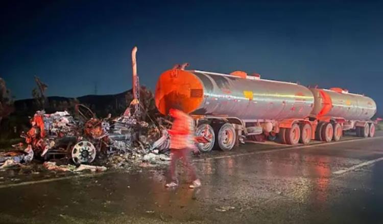 Arde tráiler que transportaba 24 mil 800 litros de combustible en Nuevo León