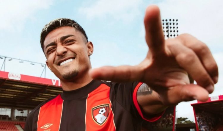 Julián Araujo cumple promesa y festeja con aficionados del Bournemouth victoria en Premier League