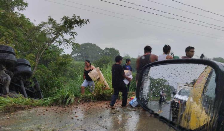 Rapiñan carga de camión volcado en la Teapa-Pichucalco