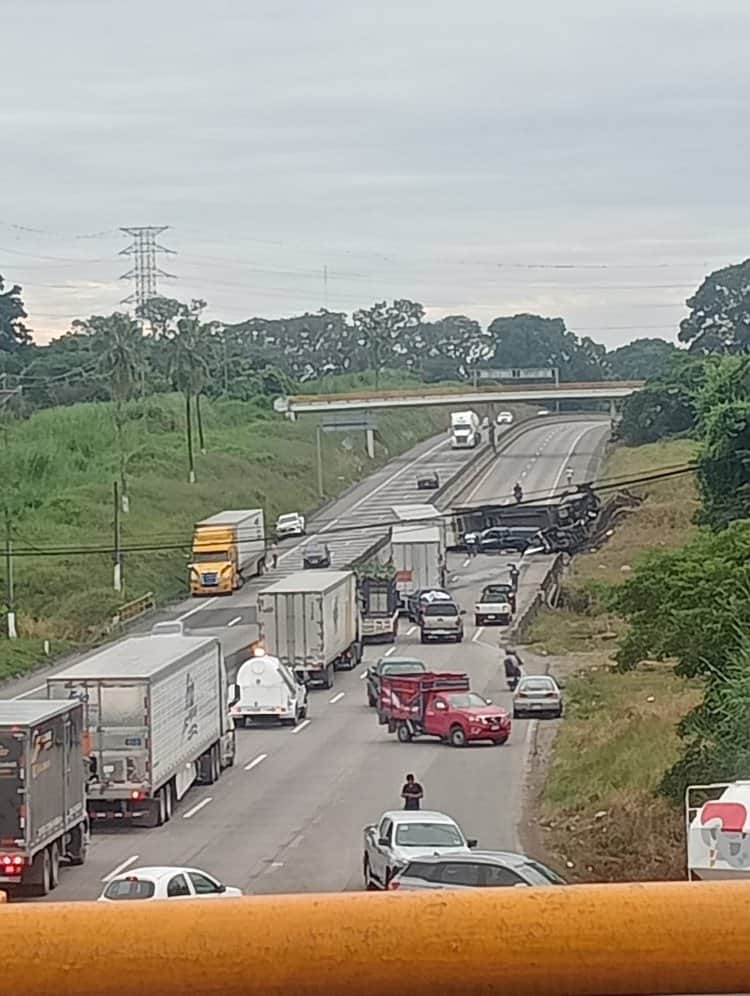 7 heridos deja aparatoso accidente en Veracruz entre 5 vehículos; carga de tráiler volcado fue rapiñada 