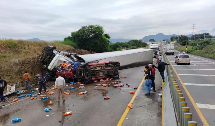 7 heridos deja aparatoso accidente en Veracruz entre 5 vehículos; carga de tráiler volcado fue rapiñada 