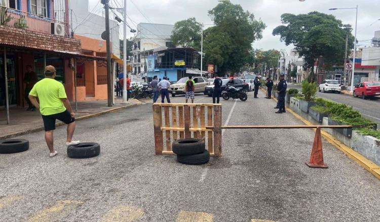 Vecinos de colonia Centro bloquean Paseo Tabasco por falta de luz