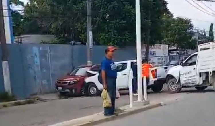 3 camionetas arman carambola en la carretera Villahermosa-La Isla