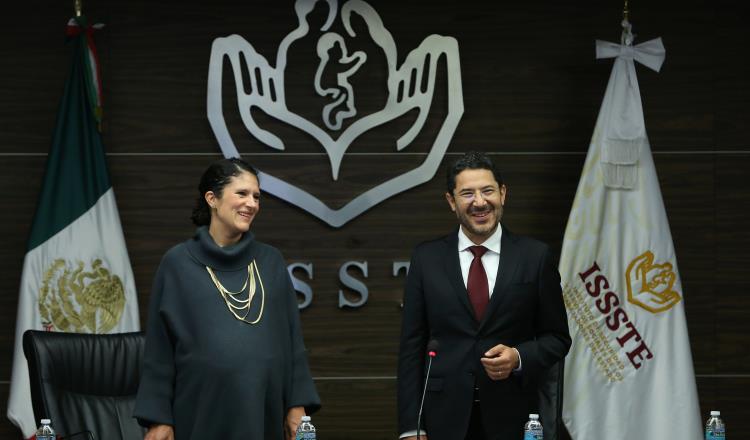 Asume Martí Batres como director del ISSSTE