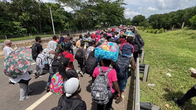 Sale de Tapachula primera caravana migrante en sexenio de Sheinbaum