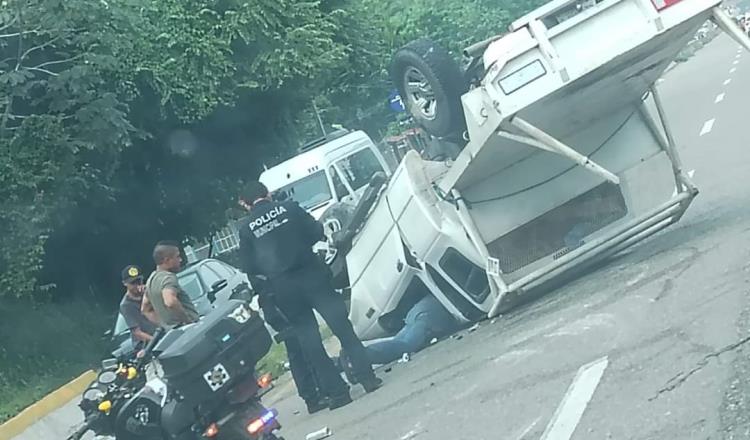 Volcadura de camioneta en la Comalcalco -Paraíso, deja lesionados