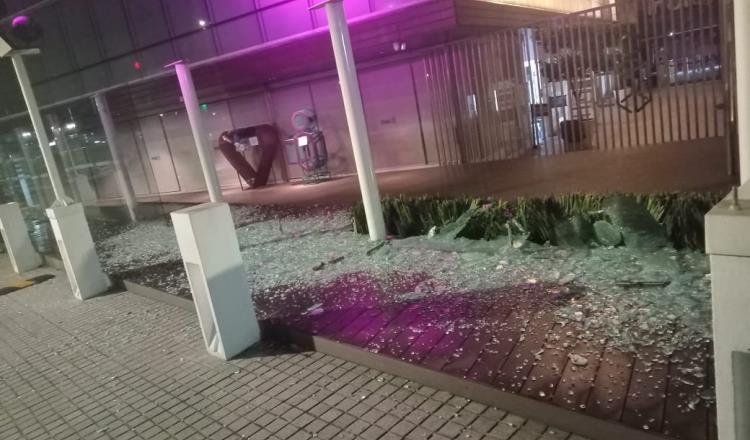 Vandalizan sede del INAI y dejan 5 puertas de cristal rotas 