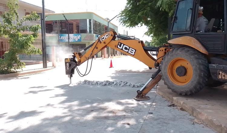 Rompen pavimento de nuevo malecón de Gaviotas para instalación de sistema de riego