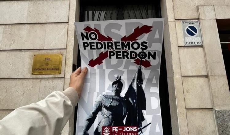 "No pediremos perdón" circula en redes cartel fuera de la Embajada de México en Madrid