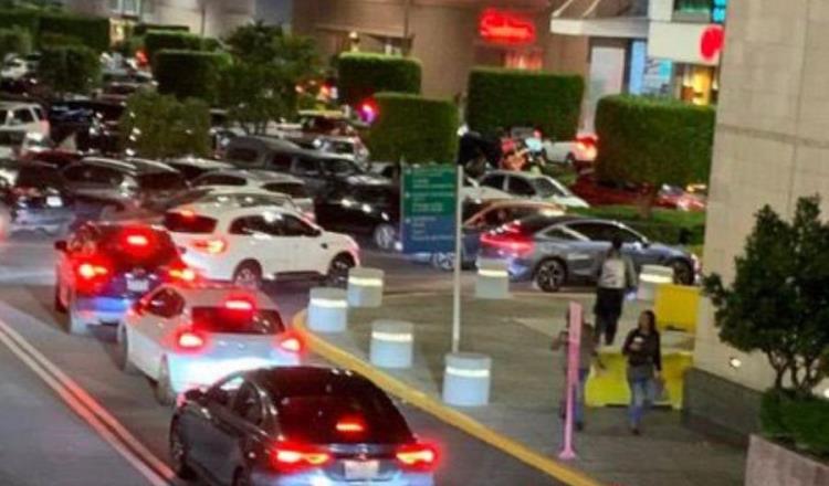 Automovilistas quedan atrapados en centro comercial de CDMX por manifestación de taxistas