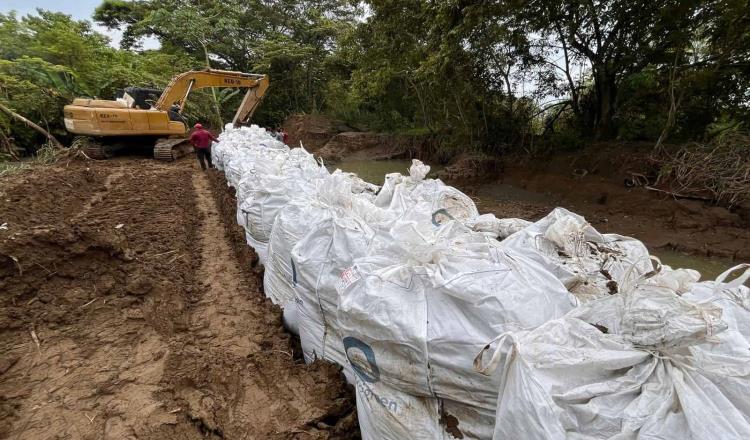 Instalan 60 megacostales en bordo de contención del Pichucalco