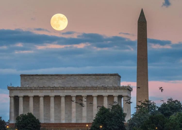 Superluna de octubre cautiva a miles alrededor del mundo