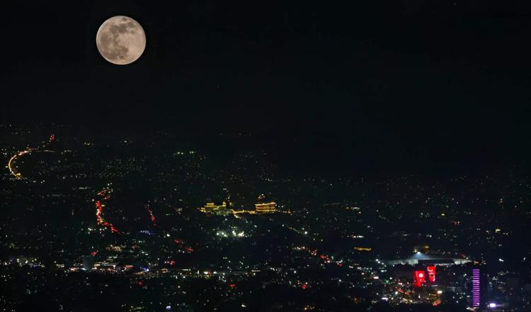 Superluna de octubre cautiva a miles alrededor del mundo