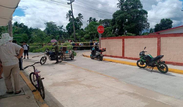 Bloquean carretera para exigir sustitución de un poste de luz en Santa Cruz, Centla